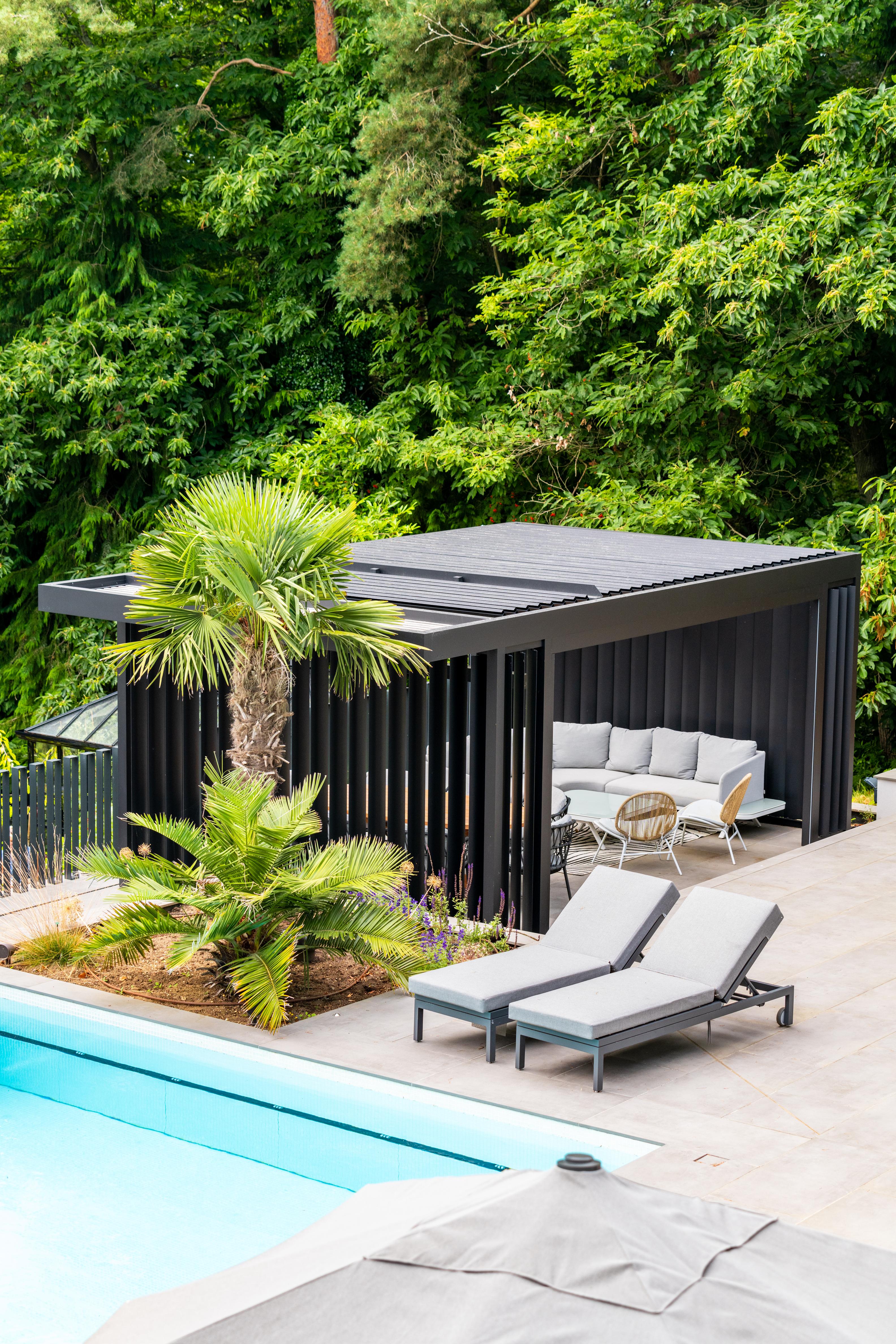 Umbris Free-Standing Outdoor Retreat