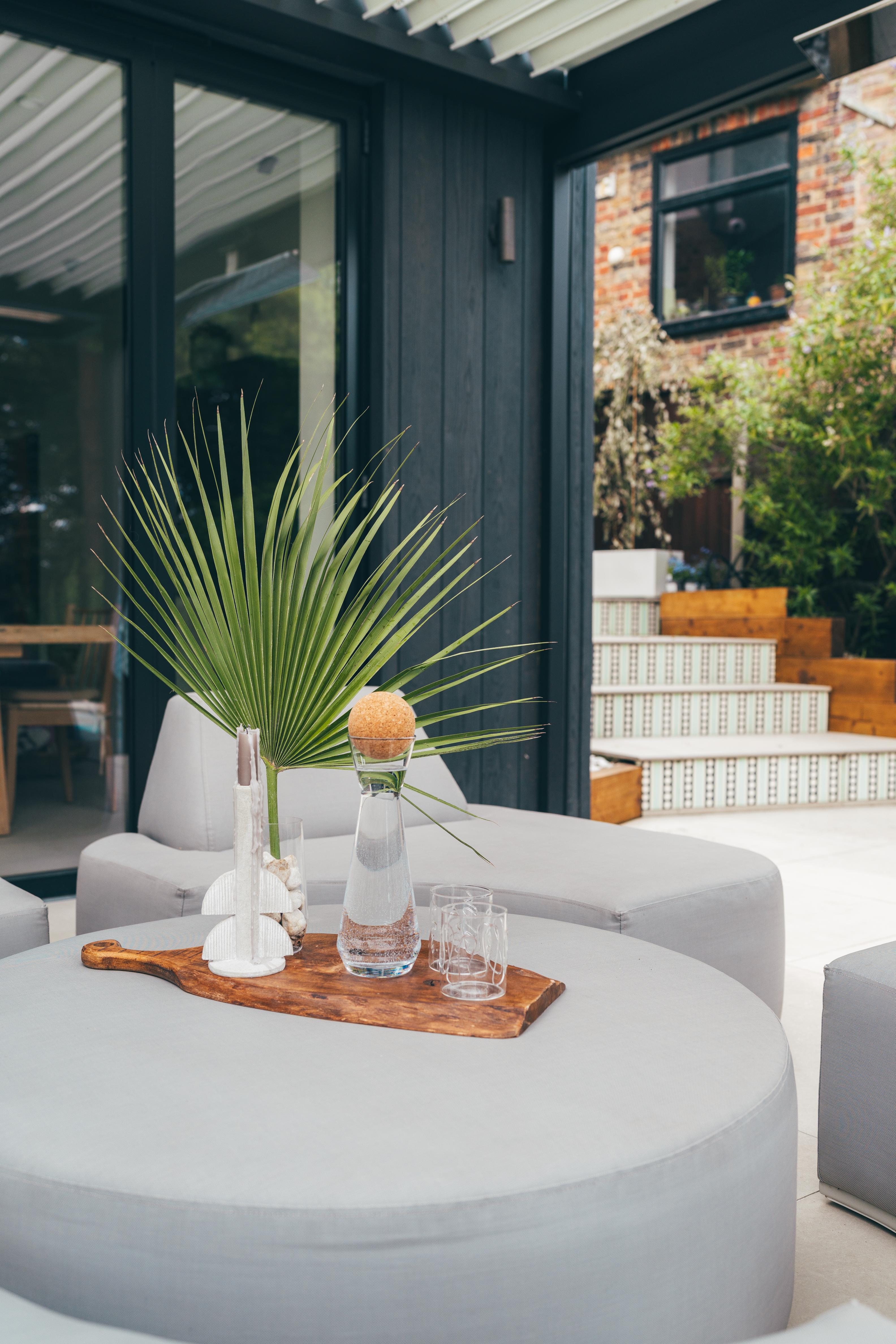 Modern Dual-colour Pool Side Umbris Pergola