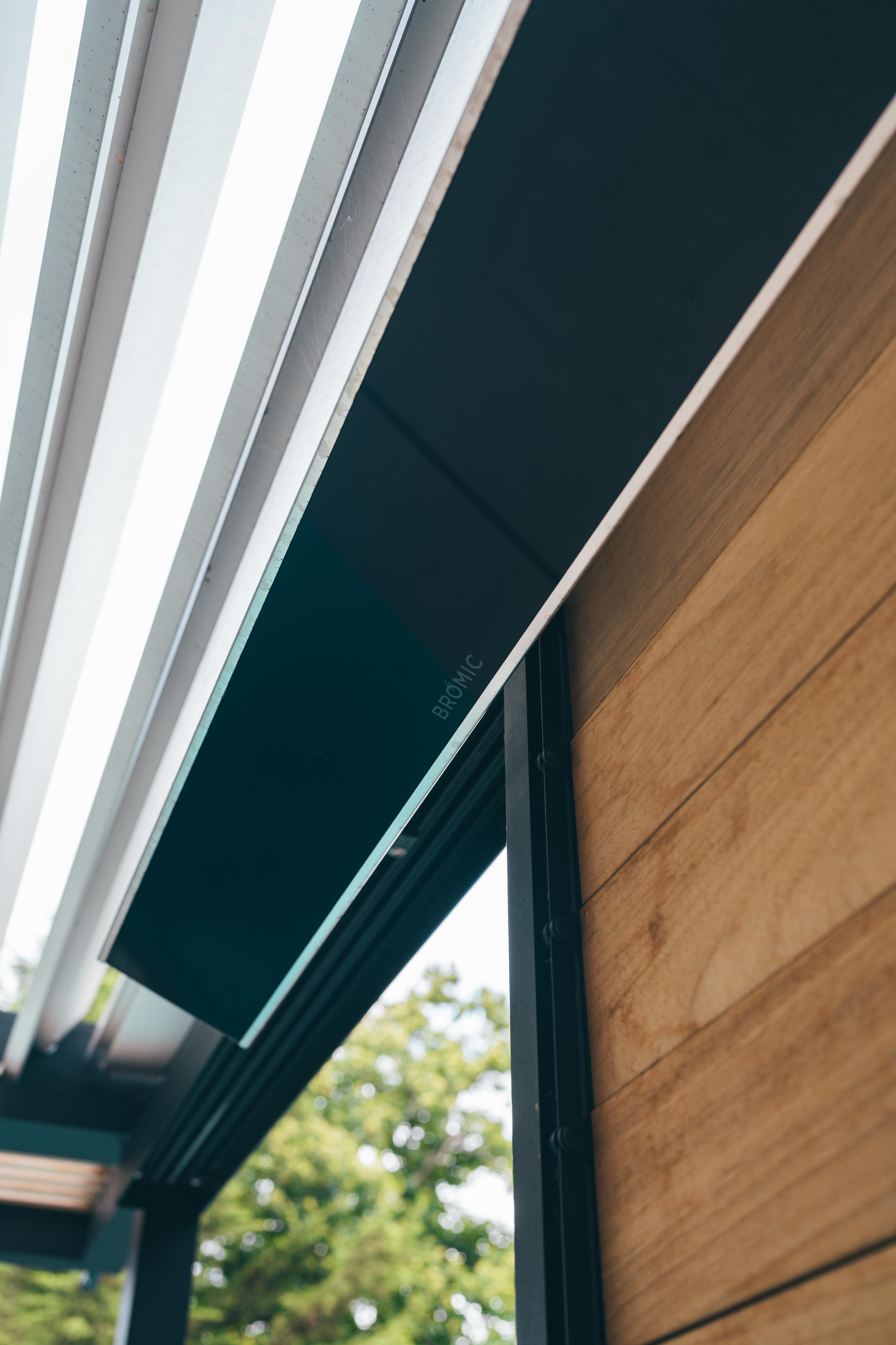 Modern Dual-colour Pool Side Umbris Pergola