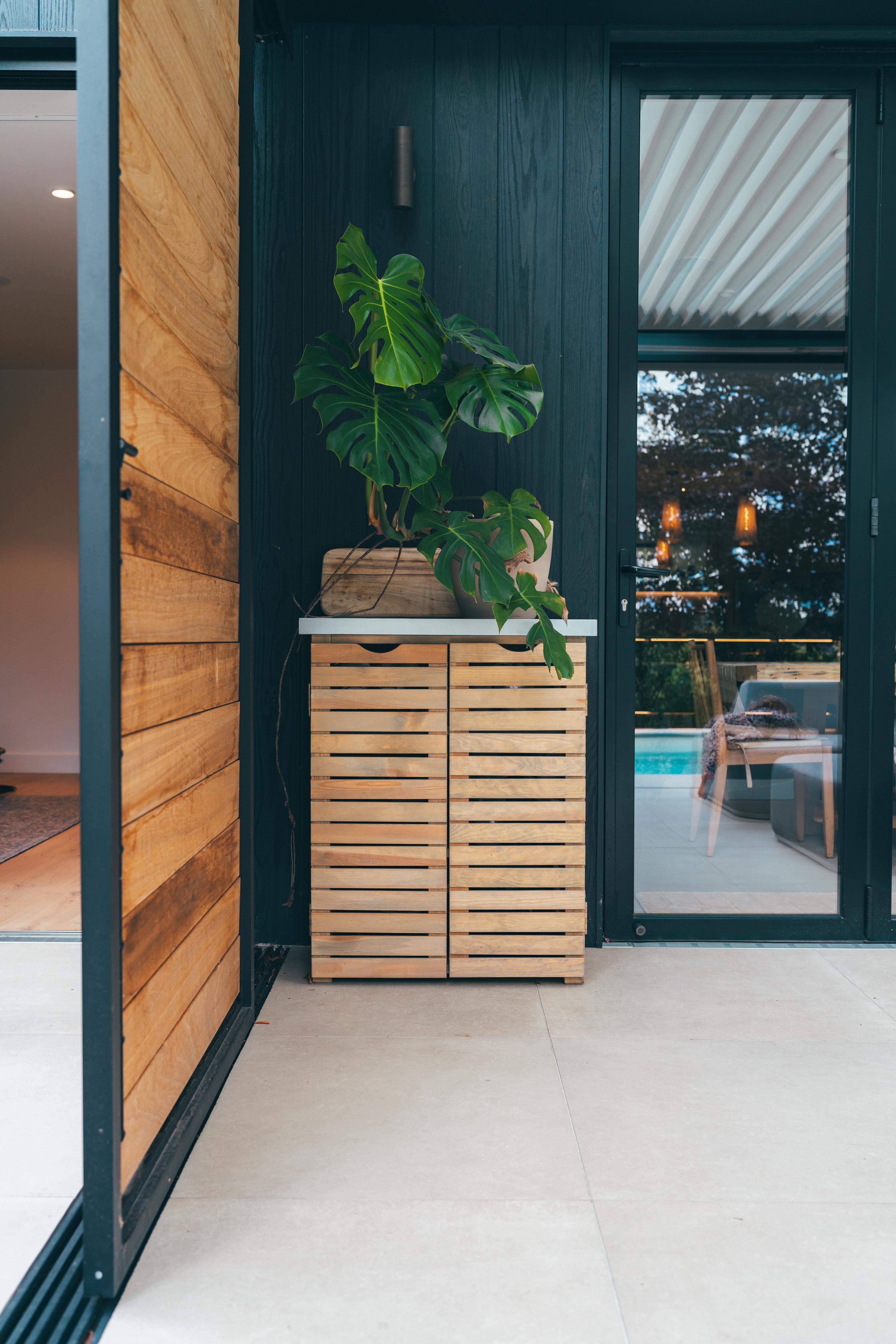 Modern Dual-colour Pool Side Umbris Pergola