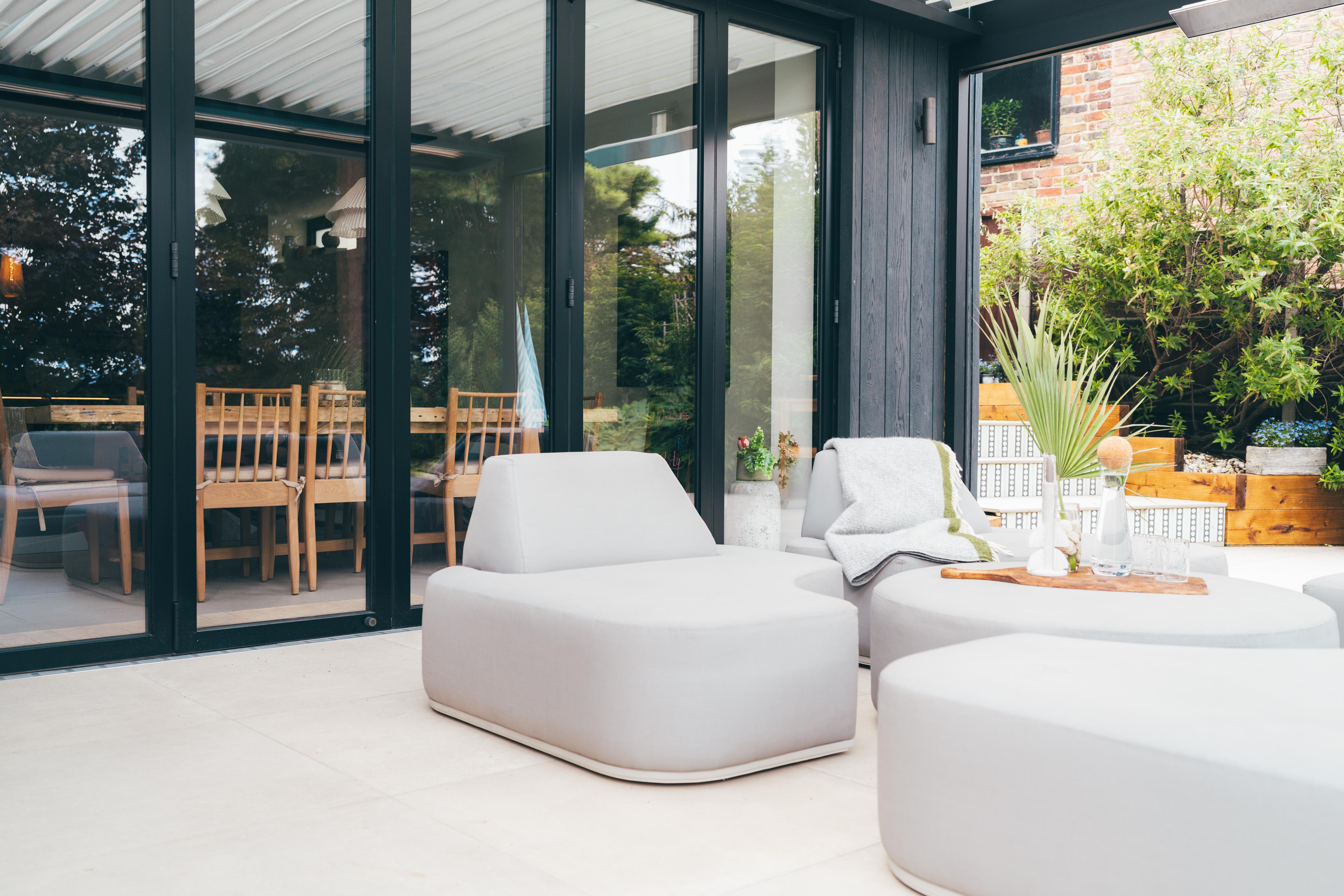 Modern Dual-colour Pool Side Umbris Pergola