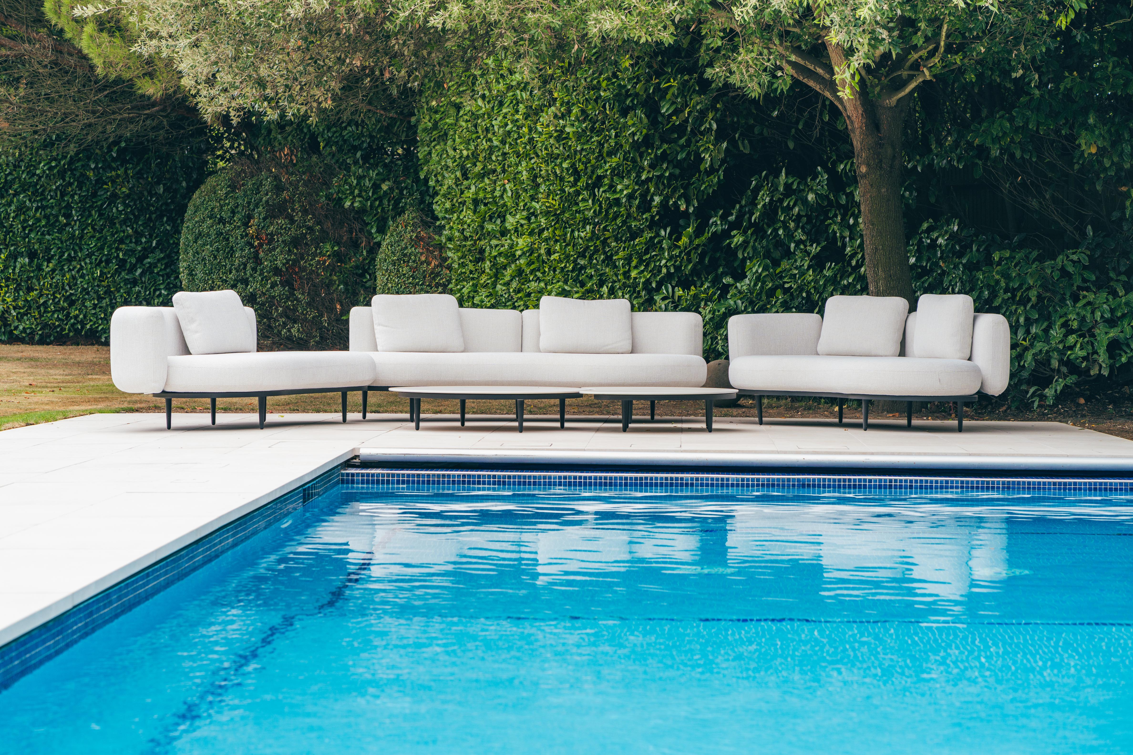 Free-standing L-shaped Pool House Umbris Pergola