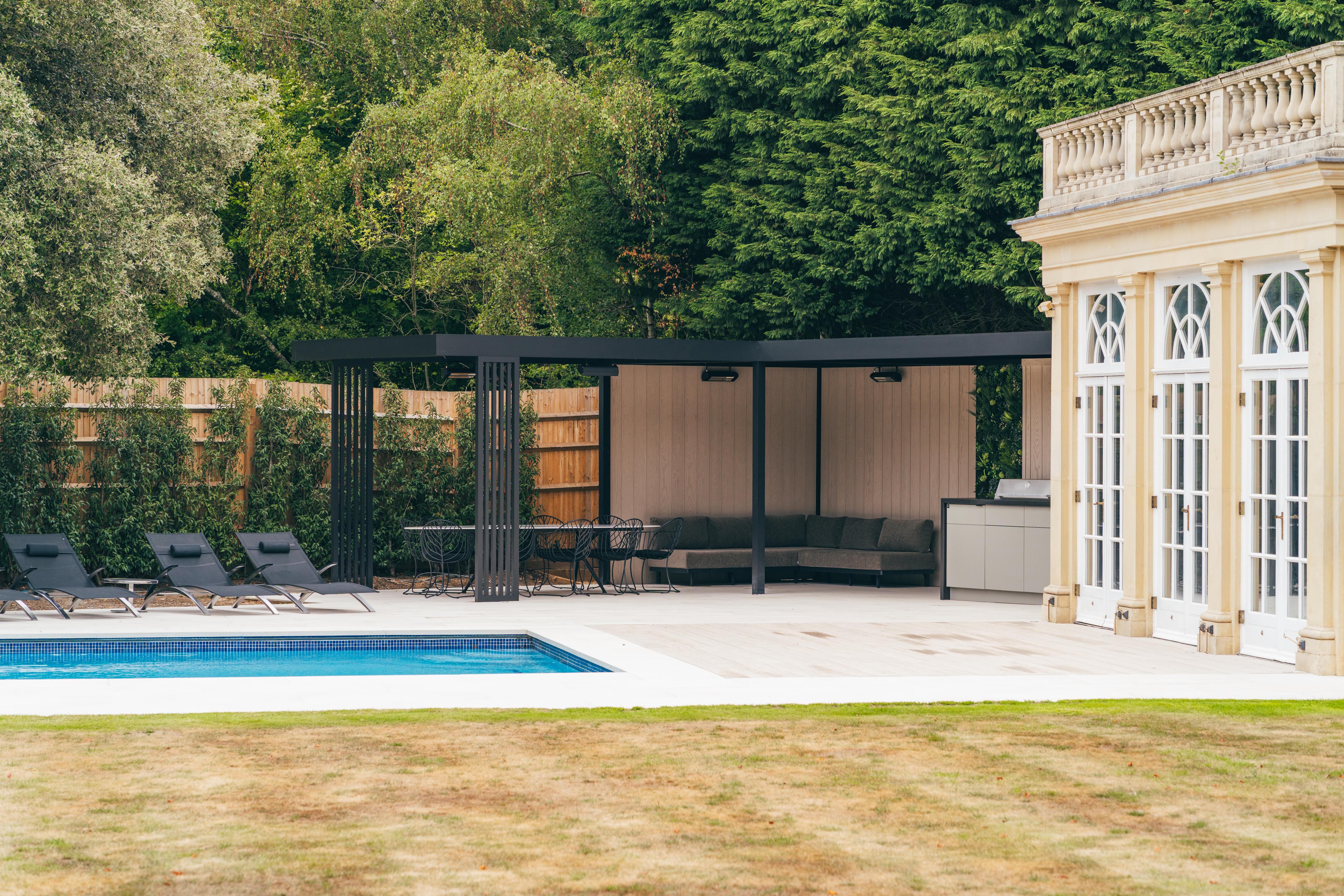 Free-standing L-shaped Pool House Umbris Pergola