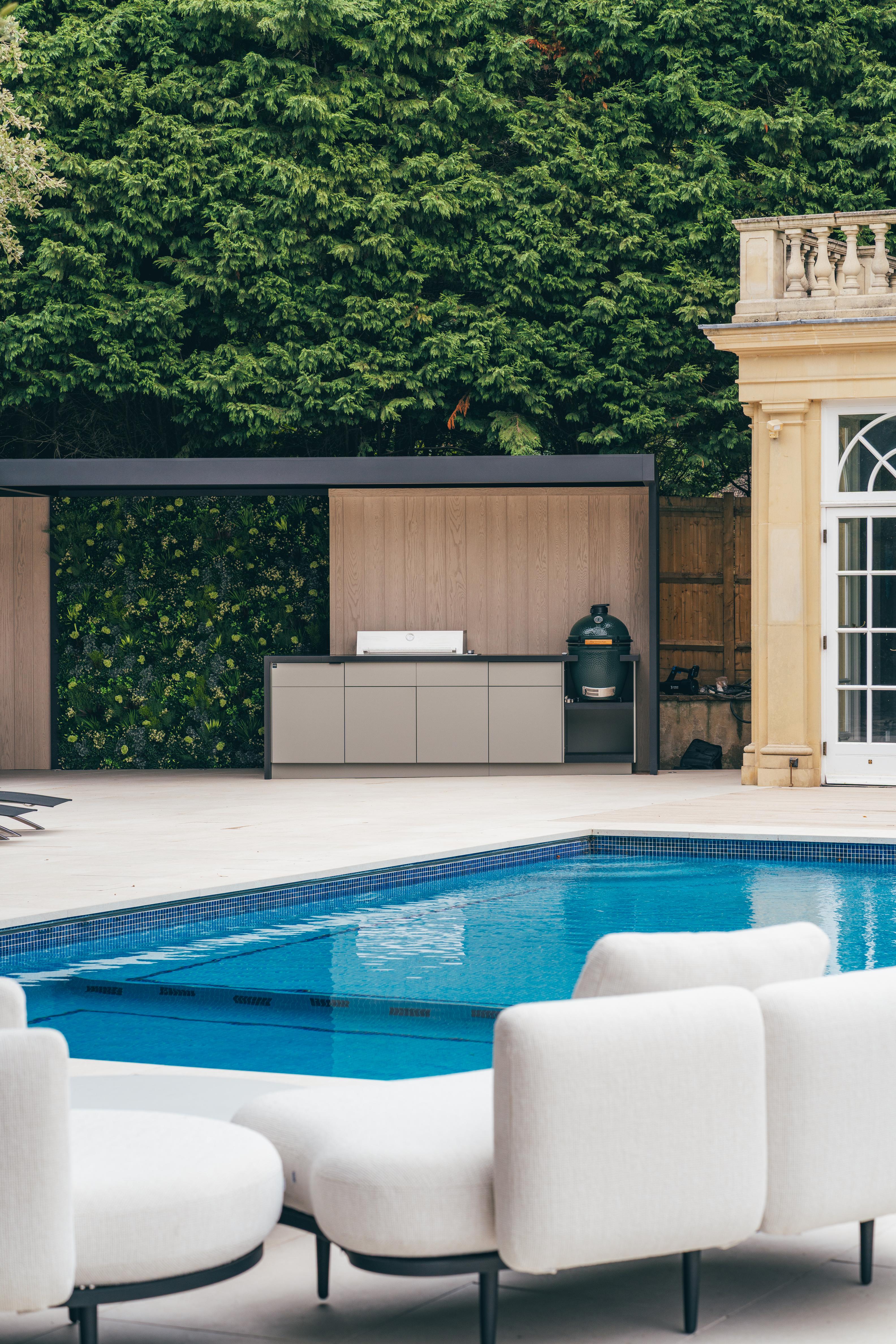 Free-standing L-shaped Pool House Umbris Pergola