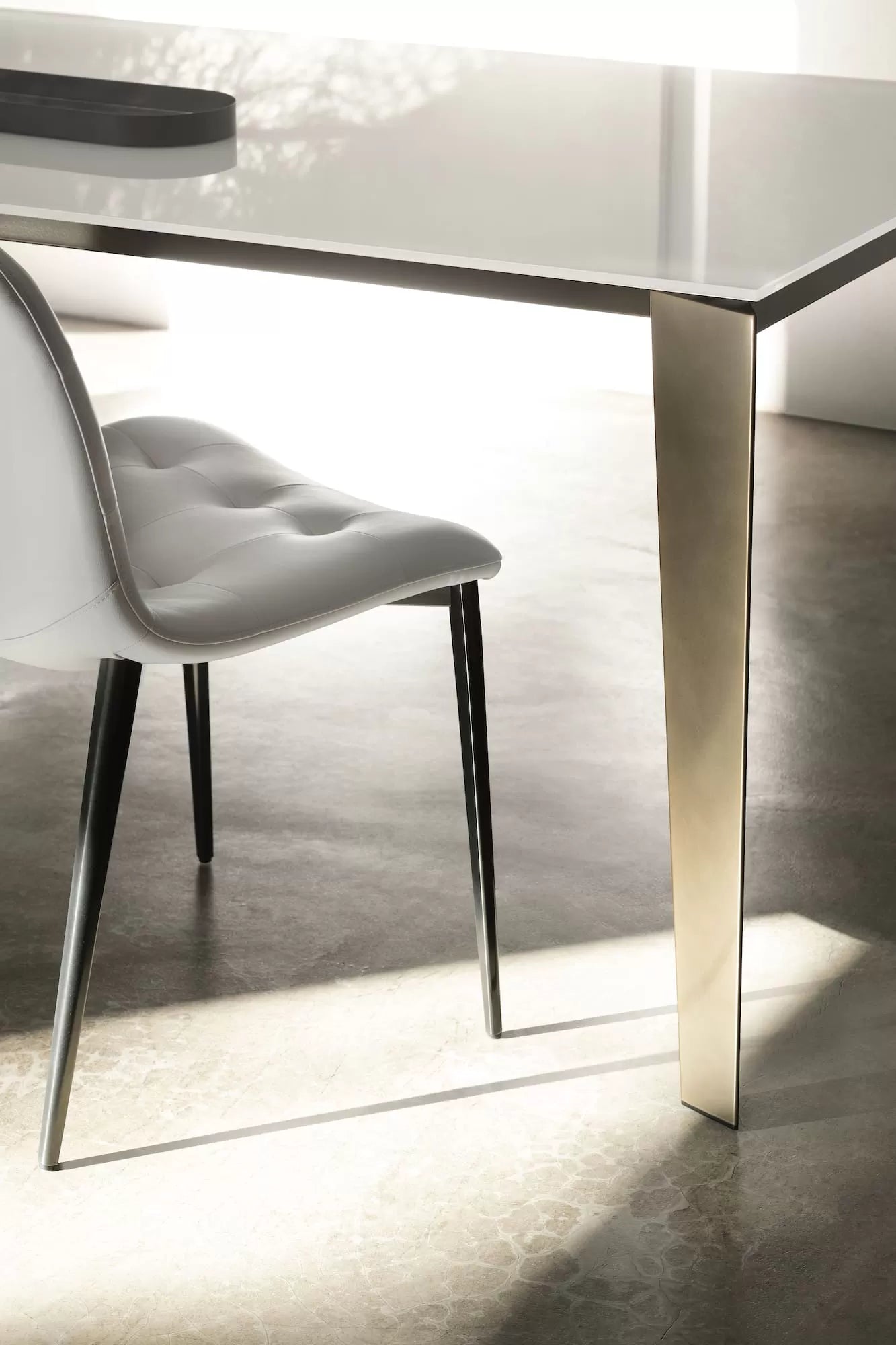 Cruz Table with extensions and lacquered Metal frame