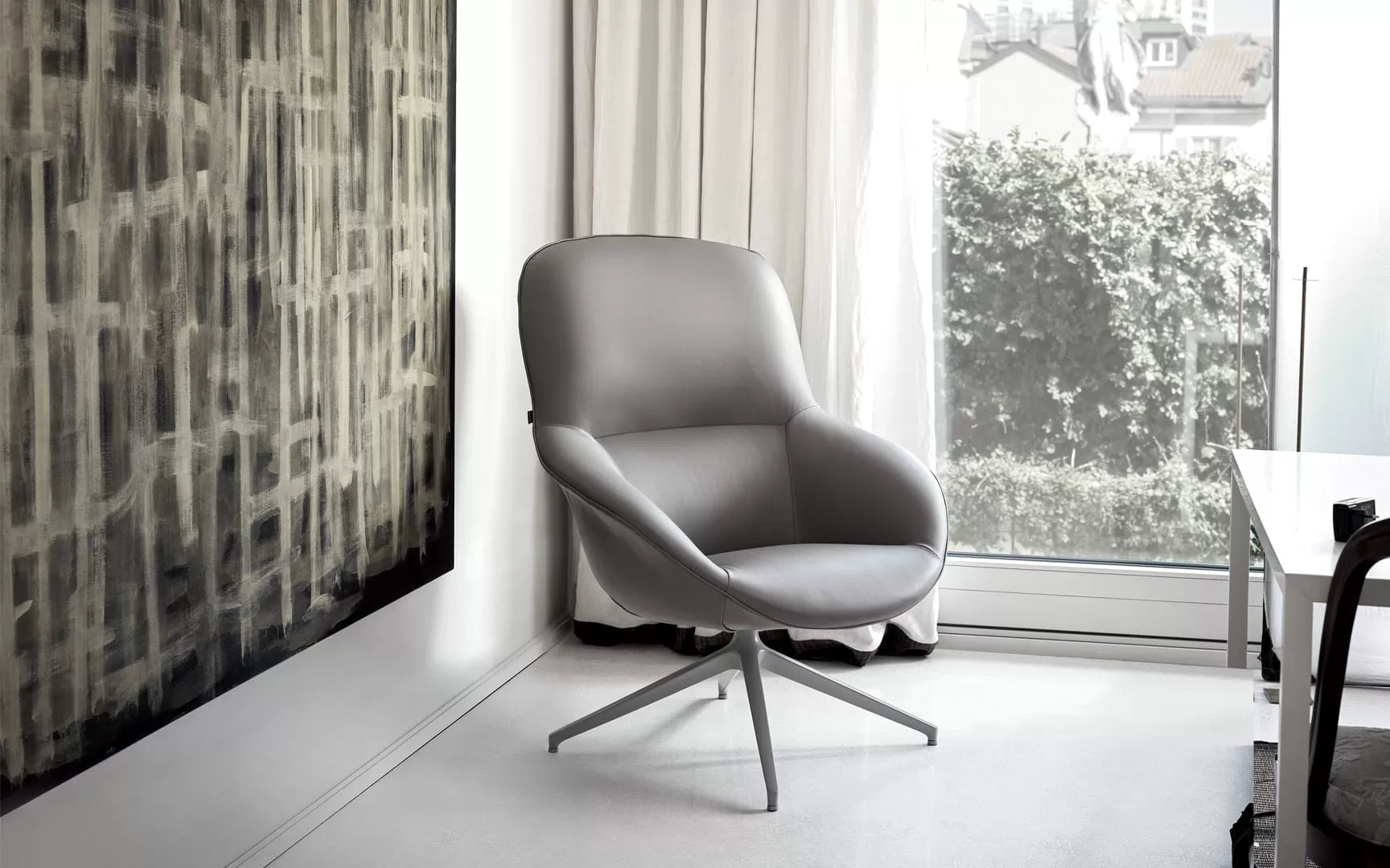 Long Island Armchair With Aluminium Swivel Central Leg