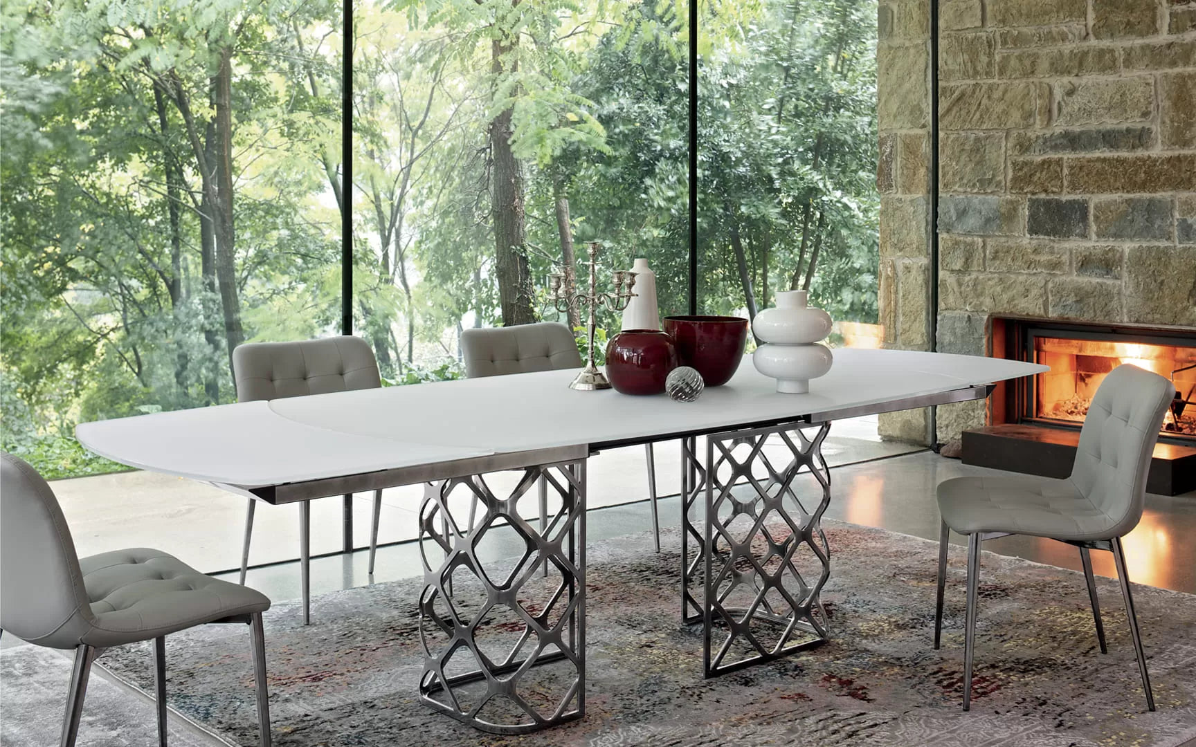 Majesty Table with extensions and lacquered metal frame