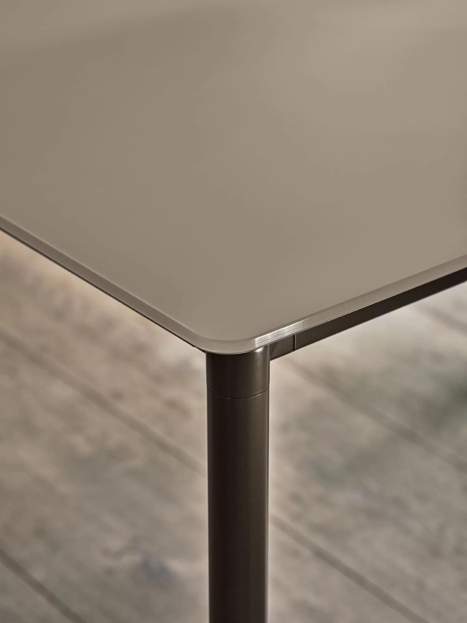 Moon Low Fixed low table with lacquered metal frame