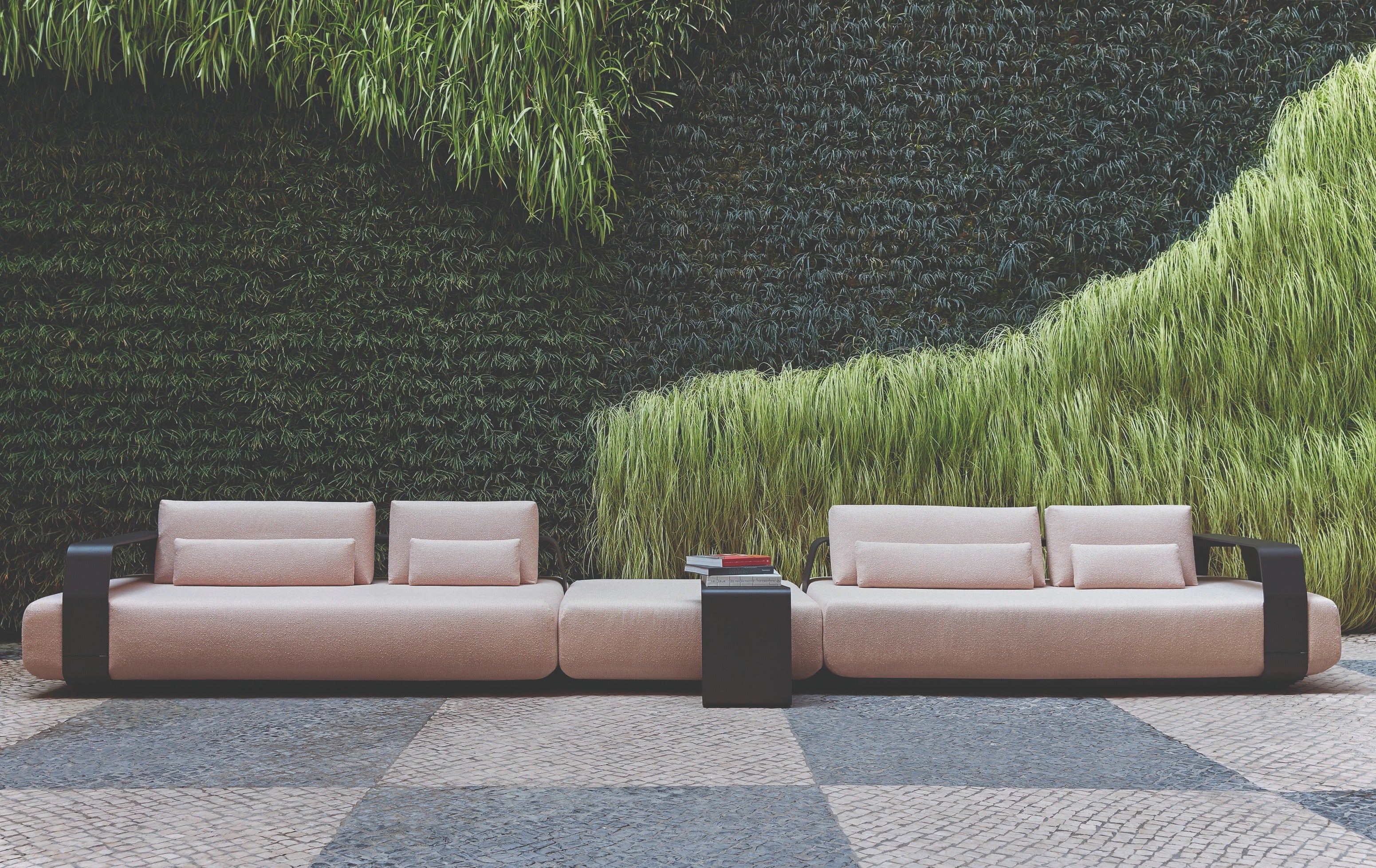 Manutti Kumo Medium Footstool