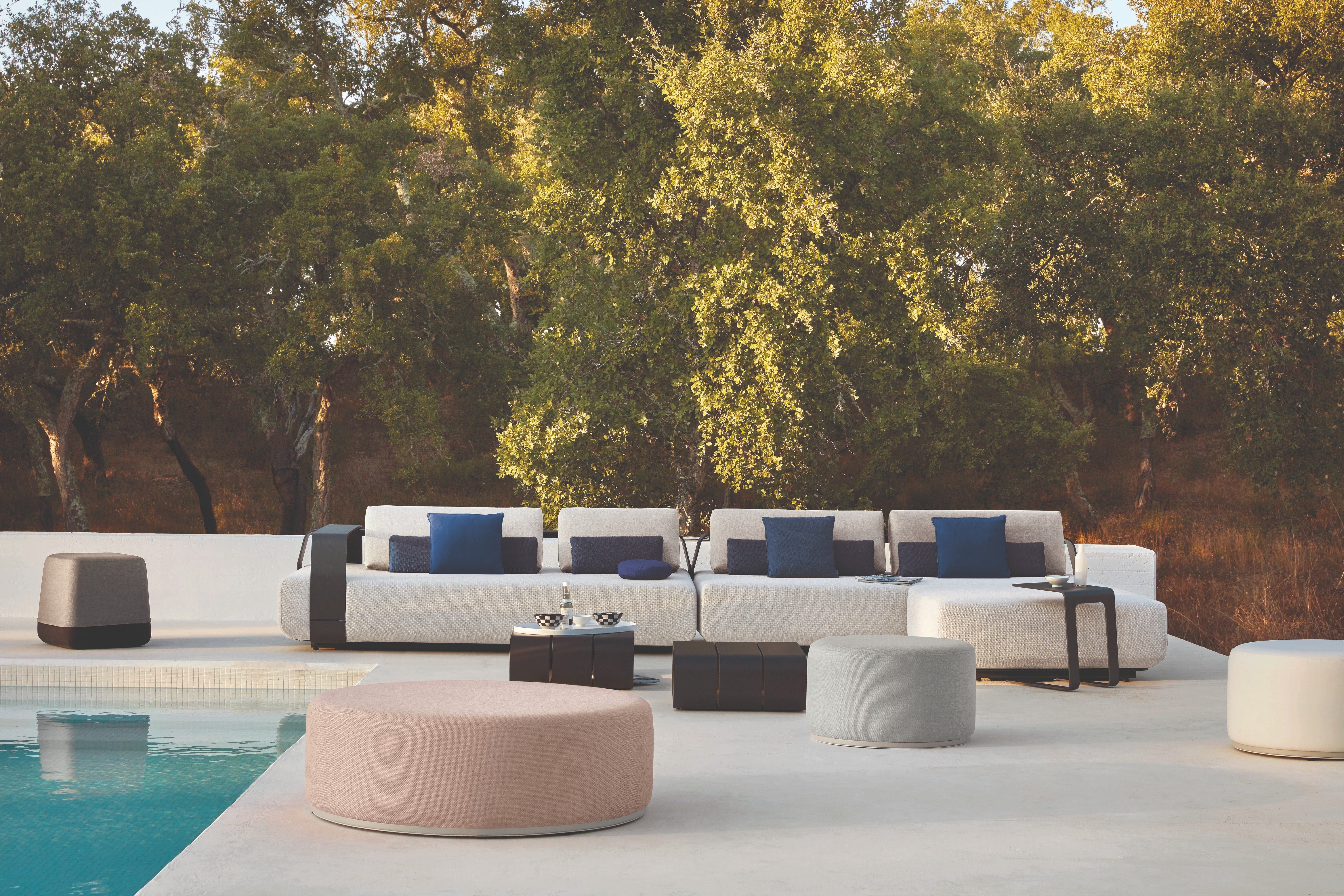 Manutti Kumo Medium Footstool