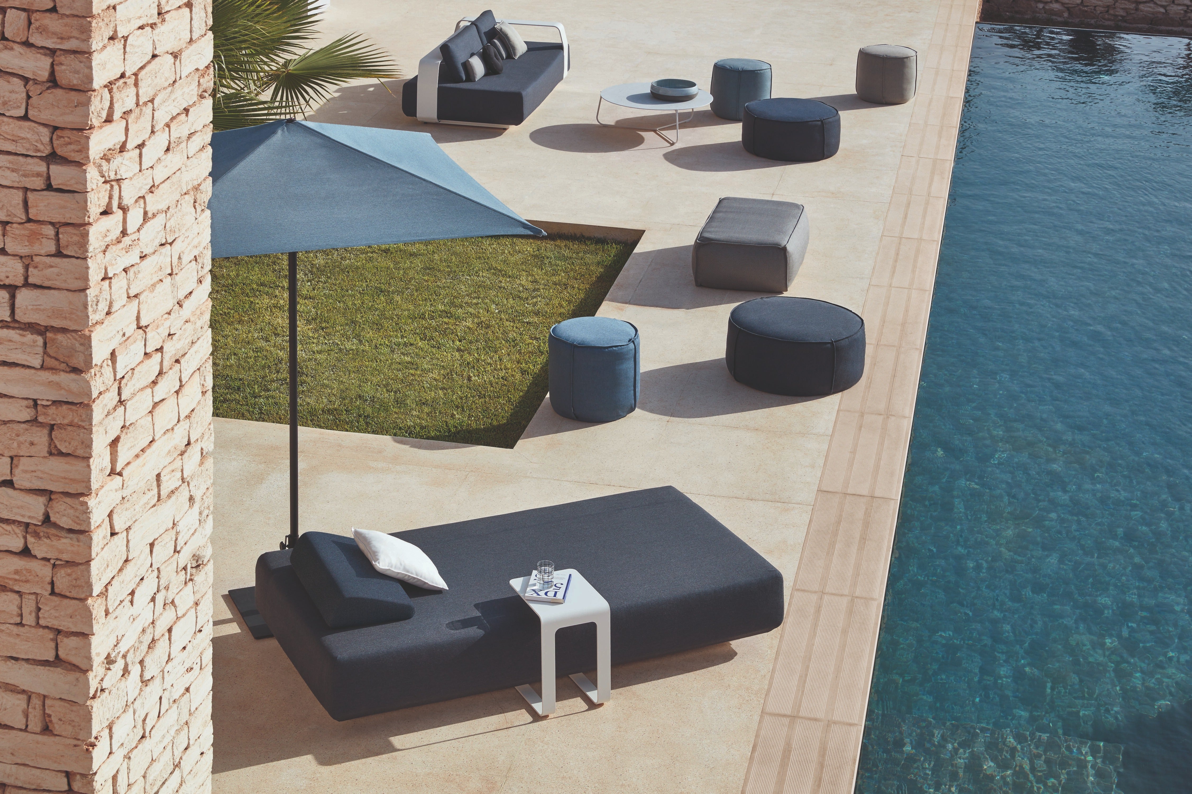 Manutti Kumo Medium Footstool