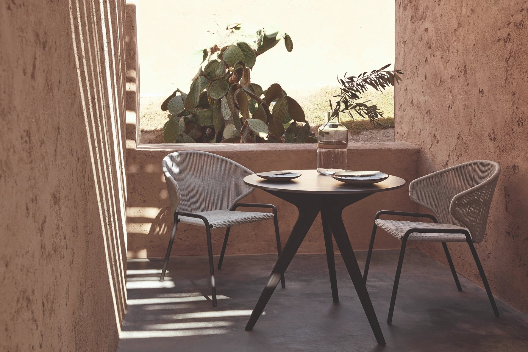 Manutti Torsa Dining Table Round Ø125 × 73h cm