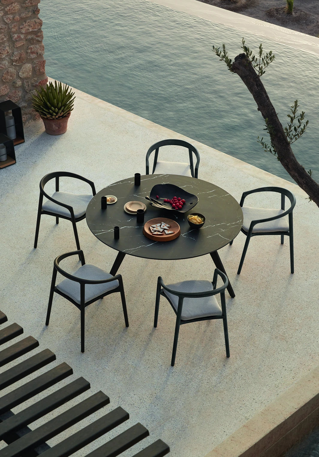 Manutti Torsa Dining Table Round Ø148 × 73h cm