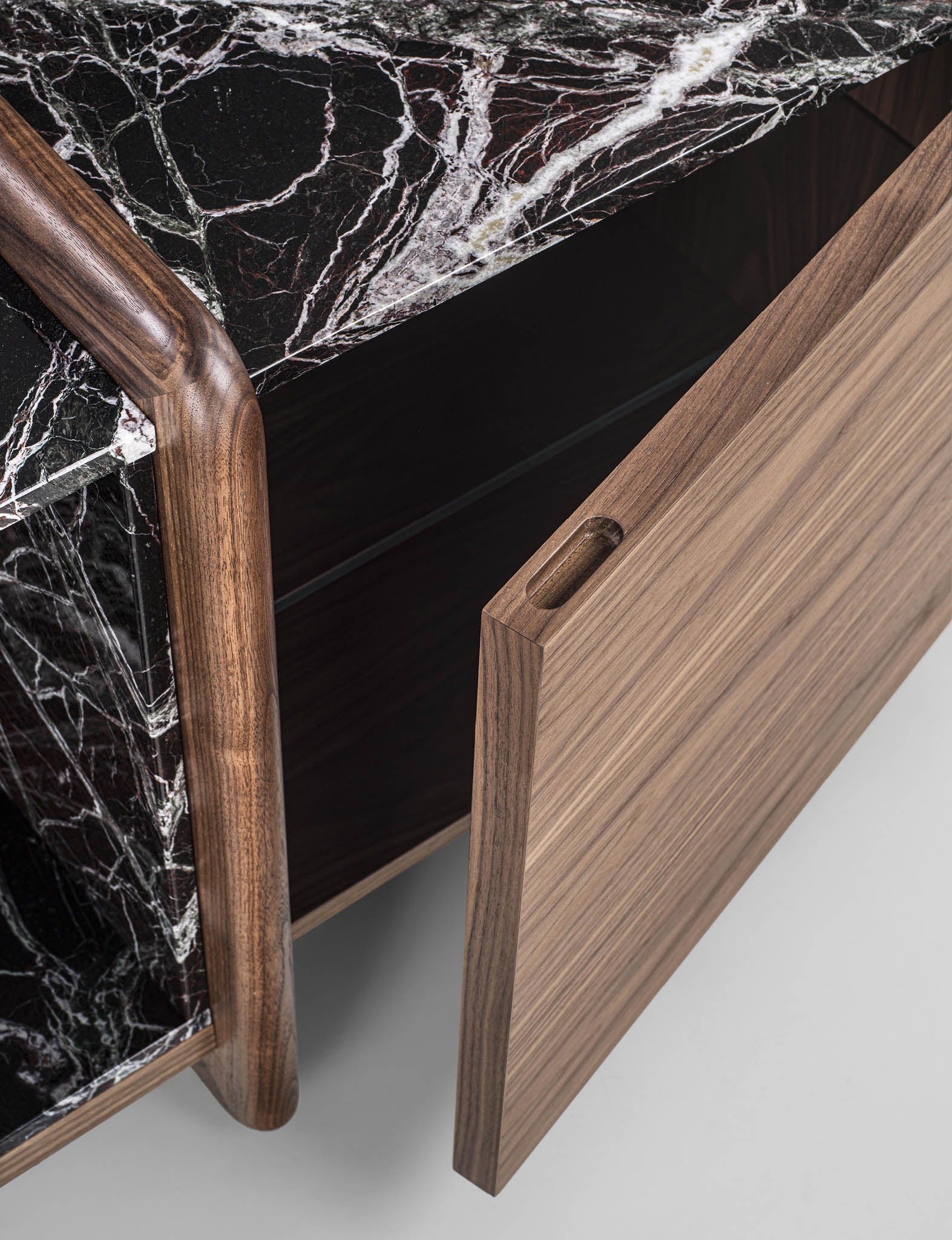 Porada Akeru sideboard