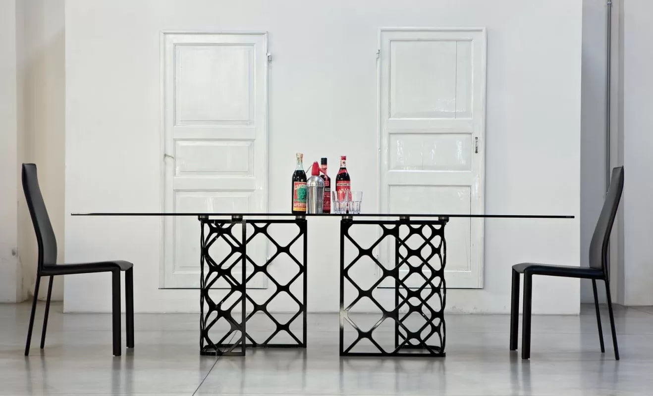 Majesty Fixed table with lacquered metal frame