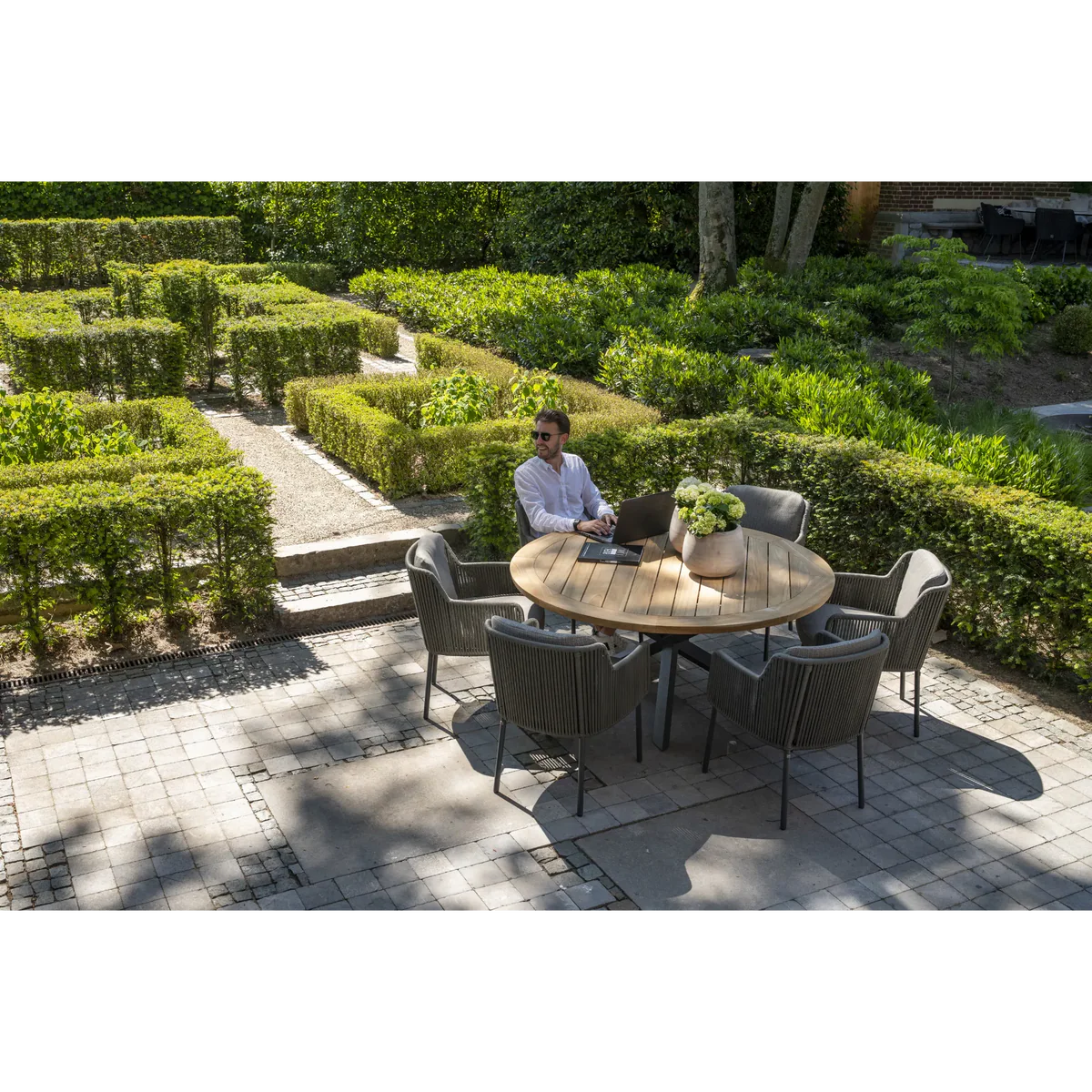 4 Seasons Outdoor Prado Dining Table 160 cm Ø With Natural Teak Top And Anthracite Legs