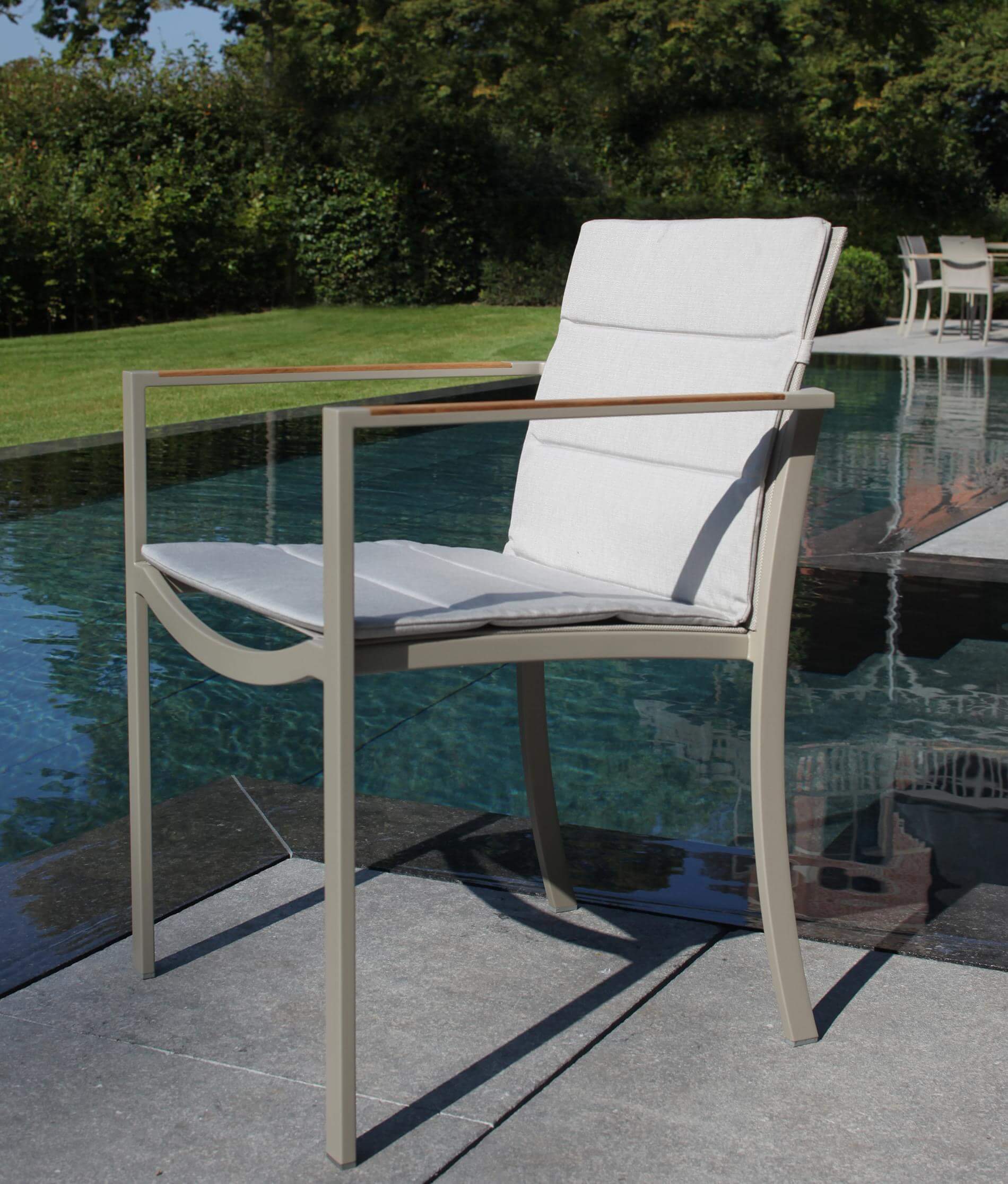 Royal Botania O-Zon Arm Chair