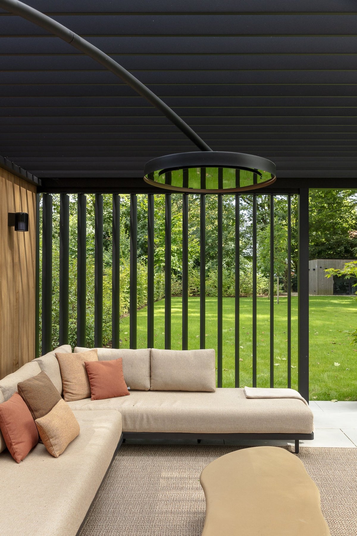 Stylishly Finished Garden Lounge Umbris Pergola – project photograph 09