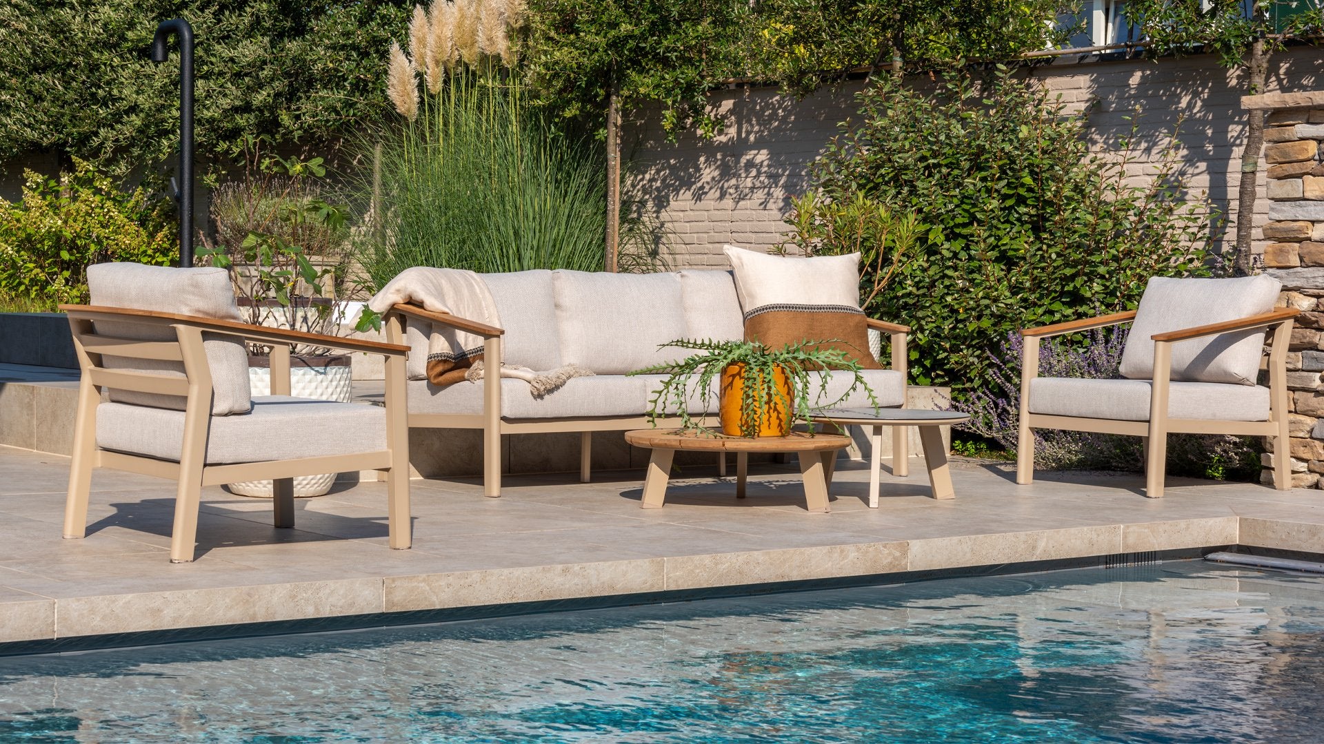 4 Seasons Outdoor Olivia Lounge with Yoga Coffee Table